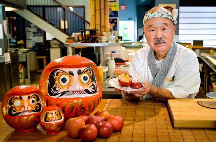 「嫌いなものがあるから、新しいものが生まれる」海外に寿司の世界への扉を開いた東條さんドキュメンタリー バンクーバー国際映画祭で上映 映画にちなんだ東條さん特製「アップルだるまサラダ」を手に。2024年9月27日、バンクーバー市。撮影 斉藤光一/日加トゥデイ