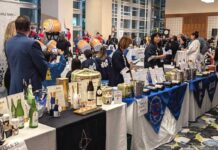 大盛況だったSake Fest ’24「日本酒の魅力をより多くのカナダの人々に」 和太鼓Go Taikoの演奏で始まったSake Fest ’24。ブースではずらりと日本酒が並ぶ。2024年10月23日、バンクーバー市。撮影 三島直美/日加トゥデイ