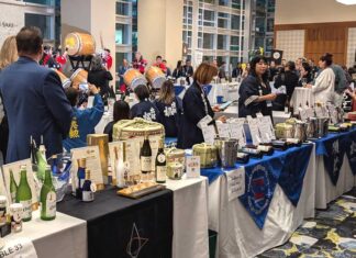 大盛況だったSake Fest ’24「日本酒の魅力をより多くのカナダの人々に」 和太鼓Go Taikoの演奏で始まったSake Fest ’24。ブースではずらりと日本酒が並ぶ。2024年10月23日、バンクーバー市。撮影 三島直美/日加トゥデイ