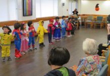 グラッドストーン日本語学園「日系ホームでハロウィンの発表会」 日系ホームでのハロウィン発表会。写真 グラッドストーン日本語学園