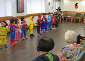 グラッドストーン日本語学園「日系ホームでハロウィンの発表会」 日系ホームでのハロウィン発表会。写真 グラッドストーン日本語学園