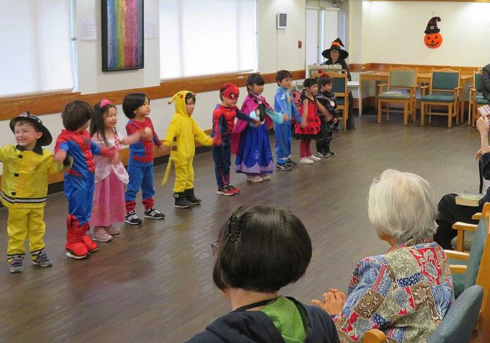 日系ホームでのハロウィン発表会。写真　グラッドストーン日本語学園