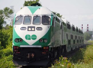 「カナダ“乗り鉄”の旅」第18回 1回も乗らなくても、過半の路線を〝走破〟できる不思議 日本の安全確認方法を使うGOトランジット カナダ最大都市・トロント編 GOトランジットの列車(2014年7月、カナダ東部オンタリオ州で大塚圭一郎撮影)