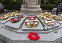 日系リメンバランスデー式典、今年もスタンレーパークで行われる 献花が終わった後の日系カナダ人戦没者慰霊碑。2024年11月11日、バンクーバー市。撮影 日加トゥデイ