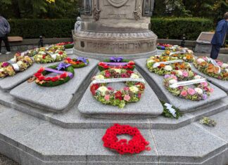 日系リメンバランスデー式典、今年もスタンレーパークで行われる 献花が終わった後の日系カナダ人戦没者慰霊碑。2024年11月11日、バンクーバー市。撮影 日加トゥデイ