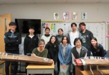 グラッドストーン日本語学園「文化学習としてのお琴を学ぶ」 お琴を学ぶ高等科上級生徒。写真 グラッドストーン日本語学園