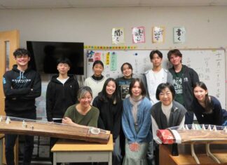 グラッドストーン日本語学園「文化学習としてのお琴を学ぶ」 お琴を学ぶ高等科上級生徒。写真 グラッドストーン日本語学園