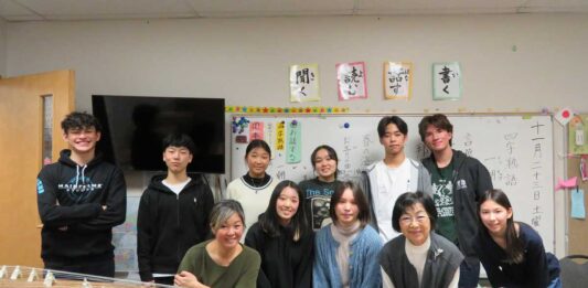 お琴を学ぶ高等科上級生徒。写真　グラッドストーン日本語学園
