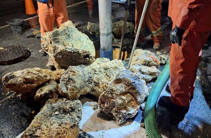 下水管から50トンの脂肪の塊を除去 ブリティッシュ・コロンビア州リッチモンド市で除去された巨大な「ファットバーグ」。メトロバンクーバーのX投稿より。