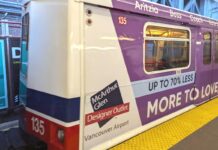 初代スカイトレイン車両「マーク1」の「リタイアメント・プラン」を募集 白地に赤と青のシンプルな車両デザインが特長のスカイトレイン「マーク1」。撮影 日加トゥデイ。