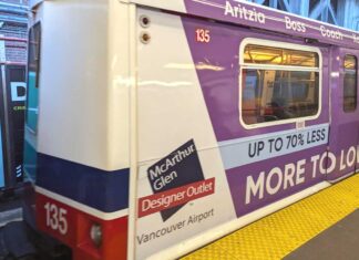 初代スカイトレイン車両「マーク1」の「リタイアメント・プラン」を募集 白地に赤と青のシンプルな車両デザインが特長のスカイトレイン「マーク1」。撮影 日加トゥデイ。