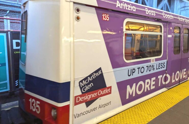 初代スカイトレイン車両「マーク1」の「リタイアメント・プラン」を募集 白地に赤と青のシンプルな車両デザインが特長のスカイトレイン「マーク1」。撮影 日加トゥデイ。