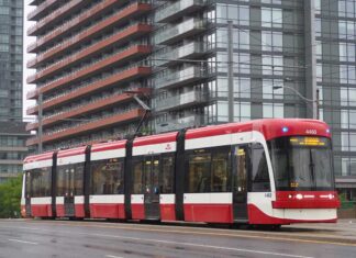 「カナダ“乗り鉄”の旅」第19回 見た目が似ていても首都オタワは「LRT」、トロントは「路面電車」、一体何が違う? カナダ最大都市・トロント編【完】 走行中のトロント交通局(TTC)の路面電車(2018年5月、カナダ東部オンタリオ州トロントで大塚圭一郎撮影)