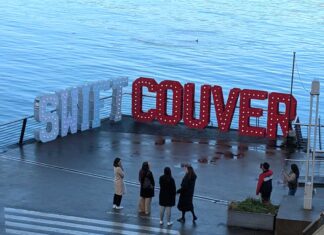 テイラー・スイフトさんコンサートで、バンクーバーで交通規制 バンクーバー・ダウンダウンはテイラー・スイフト一色に。2024年12月3日、バンクーバー市。Photo by Japan Canada Today