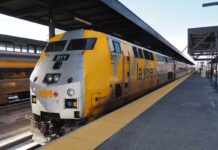 「カナダ“乗り鉄”の旅」第20回 異色の「トランプ」案件!?心温まるVIA鉄道カナダの命名劇 カナダの首都オタワ駅に停車中の、トロントと結ぶVIA鉄道カナダの列車(2024年2月21日、大塚圭一郎撮影)