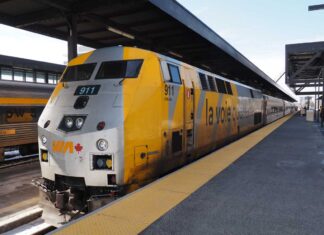 「カナダ“乗り鉄”の旅」第20回 異色の「トランプ」案件!?心温まるVIA鉄道カナダの命名劇 カナダの首都オタワ駅に停車中の、トロントと結ぶVIA鉄道カナダの列車(2024年2月21日、大塚圭一郎撮影)