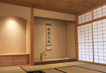 「カナダと日本の“次の100年の架け橋”に」Royal Roads University 日本庭園再新生計画 茶室完成 雪見障子を開けると、色々な角度から庭が眺められるように設計された茶室内