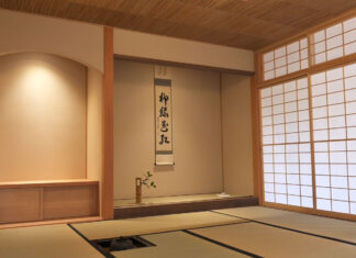 「カナダと日本の“次の100年の架け橋”に」Royal Roads University 日本庭園再新生計画 茶室完成 雪見障子を開けると、色々な角度から庭が眺められるように設計された茶室内