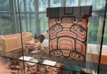 「伝統を蘇らせ、未来へ繋ぐ」ハイダ族アーティスト、クリスチャン・ホワイトさん回顧展 クリスチャン・ホワイトさんの作品「Reprica Bentwood Box」(右)。2025年1月31日、バンクーバー市ビル・リード美術館。Photo by Japan Canada Today