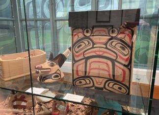 「伝統を蘇らせ、未来へ繋ぐ」ハイダ族アーティスト、クリスチャン・ホワイトさん回顧展 クリスチャン・ホワイトさんの作品「Reprica Bentwood Box」(右)。2025年1月31日、バンクーバー市ビル・リード美術館。Photo by Japan Canada Today