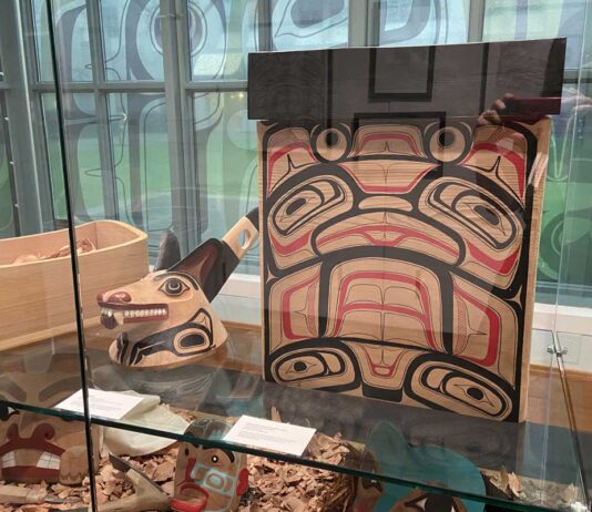 「伝統を蘇らせ、未来へ繋ぐ」ハイダ族アーティスト、クリスチャン・ホワイトさん回顧展 クリスチャン・ホワイトさんの作品「Reprica Bentwood Box」(右)。2025年1月31日、バンクーバー市ビル・リード美術館。Photo by Japan Canada Today