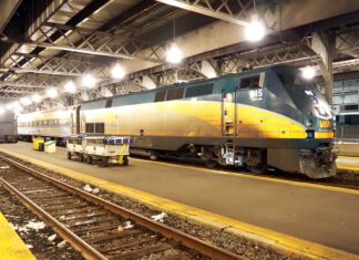 「カナダ“乗り鉄”の旅」第21回 日本で消えゆく車内ワゴン販売、健在のVIA鉄道カナダが「一風違う」のは… トロント・ユニオン駅に停車中のVIA鉄道カナダの列車(大塚圭一郎撮影)