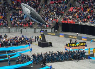 2025年インビクタス・ゲーム、バンクーバーで開幕 空中に浮かぶクジラの下を選手入場。Photo from Invictus Game 2025 website
