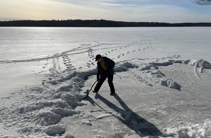 トロント、モントリオール、ハリファックス、カナダ東部を大雪が襲う 自宅の前にある湖。凍った上に雪が積もる。ノバスコシア州ハリファックス近郊。写真:読者提供