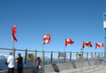 春休み、多くのカナダ人がアメリカ以外の旅行先へ ブリティッシュ・コロンビア州ウィスラーではためくメープルリーフ。File photo by Japan Canada Today