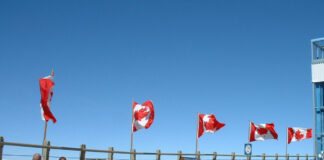 春休み、多くのカナダ人がアメリカ以外の旅行先へ ブリティッシュ・コロンビア州ウィスラーではためくメープルリーフ。File photo by Japan Canada Today