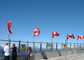 春休み、多くのカナダ人がアメリカ以外の旅行先へ ブリティッシュ・コロンビア州ウィスラーではためくメープルリーフ。File photo by Japan Canada Today