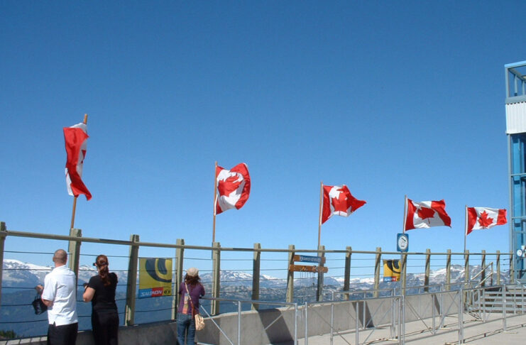 春休み、多くのカナダ人がアメリカ以外の旅行先へ ブリティッシュ・コロンビア州ウィスラーではためくメープルリーフ。File photo by Japan Canada Today