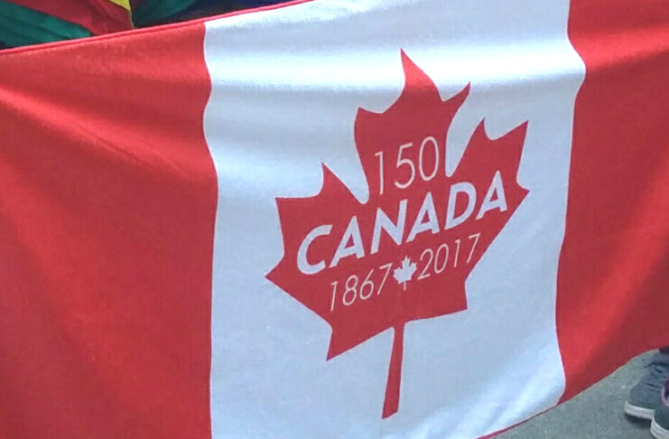 「メープルリーフを掲げてカナダのプライドを示そう」と元首相らが呼び掛け、米51番目の州発言にアメリカ回避の動き 2017年カナダ建国150周年を記念するメープルリーフ。2017年7月1日、バンクーバー市。File photo by Japan Canada Today