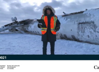 トロント空港で着陸した旅客機がひっくり返る事故、滑走路一部閉鎖で運航に影響