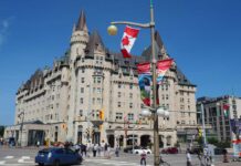 「カナダ“乗り鉄”の旅」第23回 カナダ首都の名門ホテル、現在地にある理由とは… オタワ中心部にあるザ・フェアモント・シャトー・ローリエの外観(大塚圭一郎撮影)