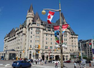 「カナダ“乗り鉄”の旅」第23回 カナダ首都の名門ホテル、現在地にある理由とは… オタワ中心部にあるザ・フェアモント・シャトー・ローリエの外観(大塚圭一郎撮影)