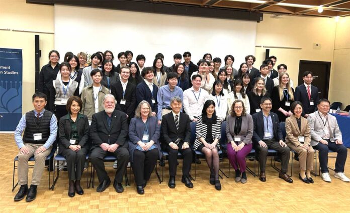 第37回BC州日本語弁論大会参加者と髙橋総領事、審査員、関係者と一緒に。2025年3月1日、バンクーバー市。写真撮影　Jenna Park