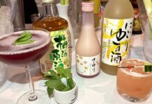 バンクーバーでカクテル・ウィーク開催「ガライベントでは日本の酒を含めた28の酒ブランドがカクテルを提供」 白鶴の(後列左から)梅酒、にごり酒さゆり、にごりゆず酒と、カクテル2種Starlight plum spritz とIchigo Sour(前列右)。2025年3月8日、バンクーバー市。撮影 日加トゥデイ