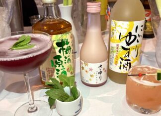 バンクーバーでカクテル・ウィーク開催「ガライベントでは日本の酒を含めた28の酒ブランドがカクテルを提供」 白鶴の(後列左から)梅酒、にごり酒さゆり、にごりゆず酒と、カクテル2種Starlight plum spritz とIchigo Sour(前列右)。2025年3月8日、バンクーバー市。撮影 日加トゥデイ