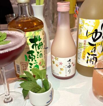 バンクーバーでカクテル・ウィーク開催「ガライベントでは日本の酒を含めた28の酒ブランドがカクテルを提供」 白鶴の(後列左から)梅酒、にごり酒さゆり、にごりゆず酒と、カクテル2種Starlight plum spritz とIchigo Sour(前列右)。2025年3月8日、バンクーバー市。撮影 日加トゥデイ