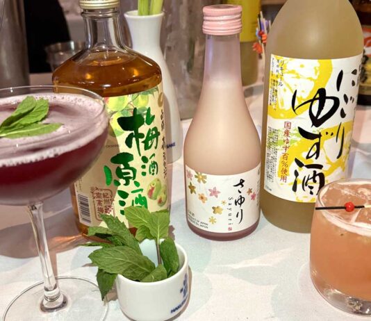 バンクーバーでカクテル・ウィーク開催「ガライベントでは日本の酒を含めた28の酒ブランドがカクテルを提供」 白鶴の(後列左から)梅酒、にごり酒さゆり、にごりゆず酒と、カクテル2種Starlight plum spritz とIchigo Sour(前列右)。2025年3月8日、バンクーバー市。撮影 日加トゥデイ