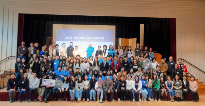 メトロバンクーバー・ジャパンボウル2025、参加者全員で集合写真。2025年3月8日、日系文化センター・博物館。Photo courtesy of JETAABC/Mark Perez