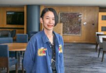 「自分らしく生きるとは?」小説家・西加奈子さんインタビュー(前編) 西加奈子さん。バンクーバー市内で。2024年8月。撮影 斉藤光一