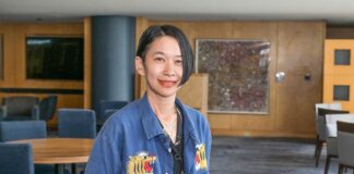 「自分らしく生きるとは?」小説家・西加奈子さんインタビュー(前編) 西加奈子さん。バンクーバー市内で。2024年8月。撮影 斉藤光一