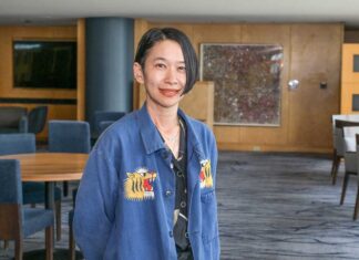 「自分らしく生きるとは?」小説家・西加奈子さんインタビュー(前編) 西加奈子さん。バンクーバー市内で。2024年8月。撮影 斉藤光一