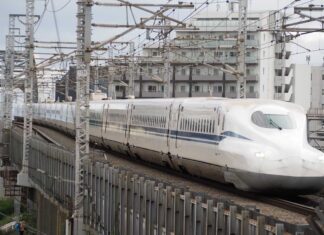 「カナダ“乗り鉄”の旅」第22回 トルドー首相表明の高速鉄道計画「アルト」、実現の鍵を握るのは傲岸不遜な隣国大統領!? 東海道・山陽新幹線の「のぞみ」などに使われているN700S(東京都大田区で大塚圭一郎撮影)