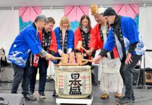 バンクーバー桜まつり2025開幕、雨模様も元気いっぱいの開会式 開会式での鏡開き。左端に髙橋総領事、左から3番目がリンダさん。2025年3月29日、バンクーバー市。撮影 斉藤光一