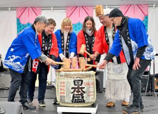 バンクーバー桜まつり2025開幕、雨模様も元気いっぱいの開会式 開会式での鏡開き。左端に髙橋総領事、左から3番目がリンダさん。2025年3月29日、バンクーバー市。撮影 斉藤光一