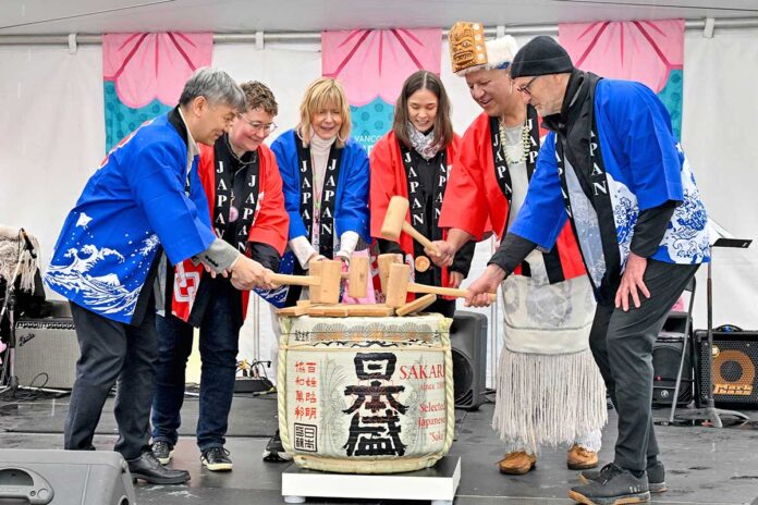 開会式での鏡開き。左端に髙橋総領事、左から3番目がリンダさん。2025年3月29日、バンクーバー市。撮影　斉藤光一