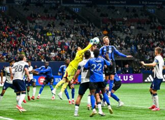 ホワイトキャップス開幕3連勝、GK高丘は無失点 ゴール前でボールを弾くGK高丘。2025年3月8日、BCプレース。Photo by Koichi Saito/Japan Canada Today